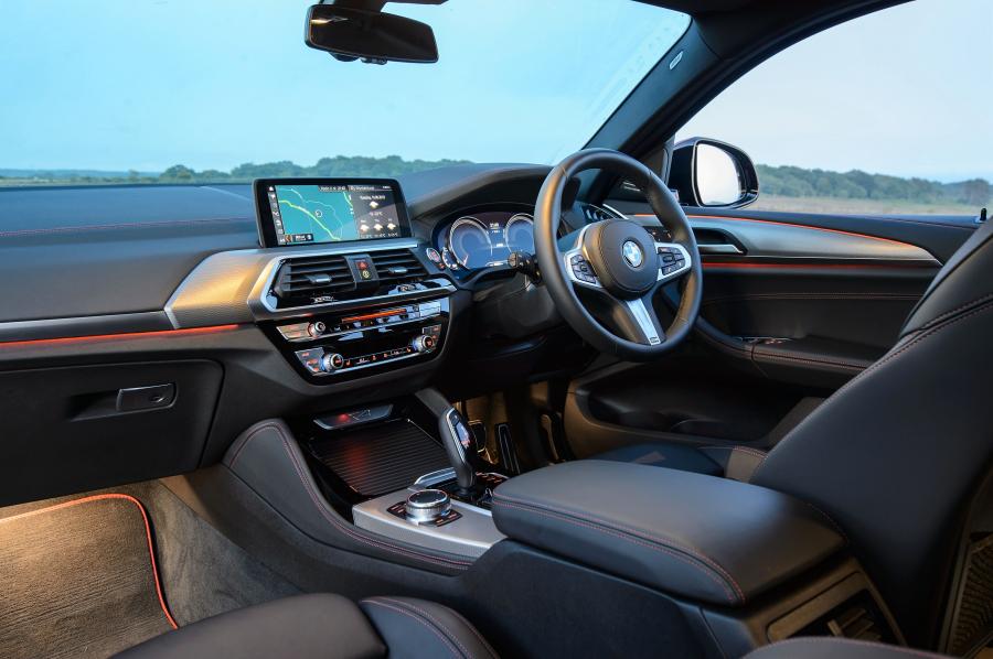 Интерьер BMW X4 xDrive20d M Sport (G02) 2018 года  (UK) (фото 15 из 35)